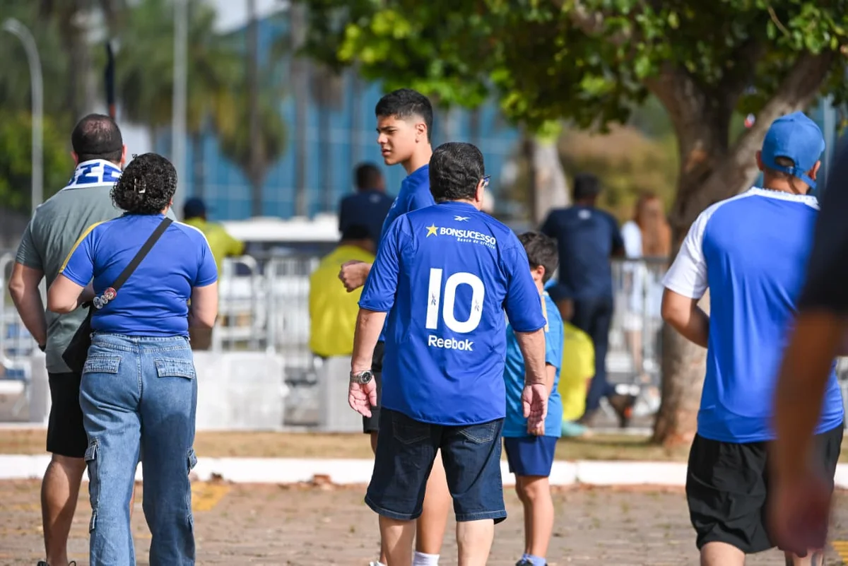 Torcedores de Cruzeiro e Grêmio chegam animados para jogão no DF - imagem 8 Torcedores de Cruzeiro e Grêmio chegam animados para jogão no DF - imagem 8