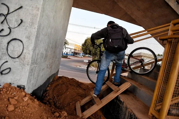 Com percalços em contrato, GDF faz duas licitações para passarelas