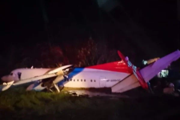 Imagem colorida de avião após sair da pista de pouso em aeroporto do Panamá - Metrópoles