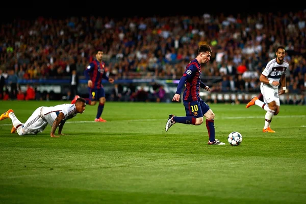 Messi deixa Boateng no chão