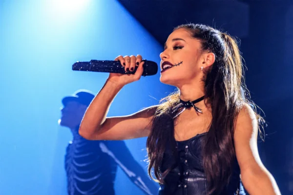 Ariana Grande se oferece para pagar funeral de vítimas de ataque