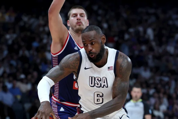 Foto colorida de LeBron James e Jokic - Metrópoles