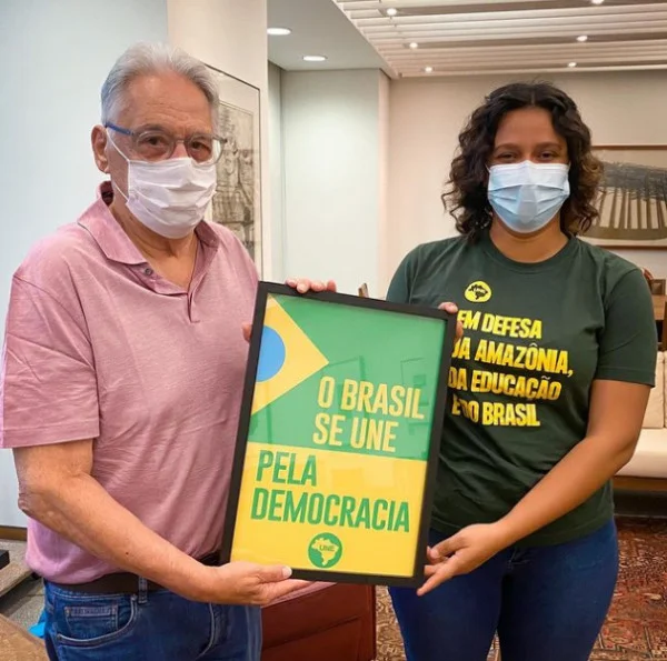A presidente da UNE, Bruna Brelaz, se reuniu com o ex-presidente Fernando Henrique Cardoso (PSDB) A presidente da UNE, Bruna Brelaz, se reuniu com o ex-presidente Fernando Henrique Cardoso (PSDB)