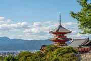 Vista panorâmica do templo budista Kiyomizu-dera Vista panorâmica do templo budista Kiyomizu-dera