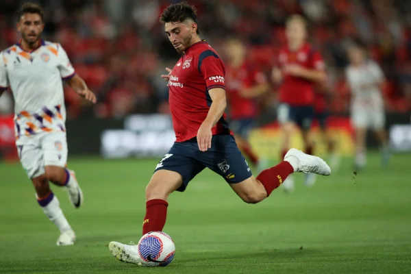 Josh Cavallo do Adelaide United se prepara para chutar a bola