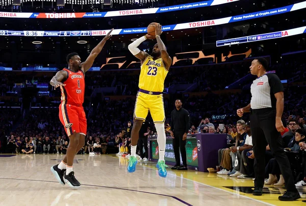 Imagem colorida de LeBron James batendo recorde - Metrópoles