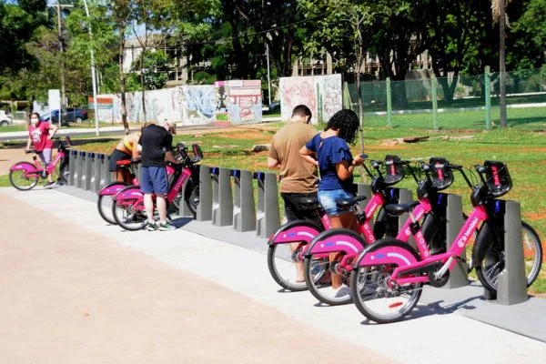 foto colorida de ponto de bike sharing