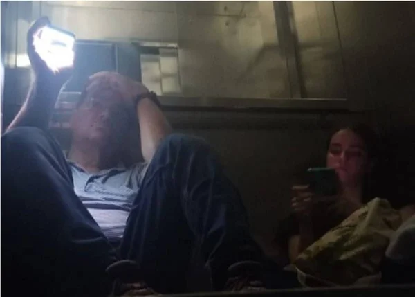 Estudante fica presa no elevador em prédio sem energia e perde o Enem