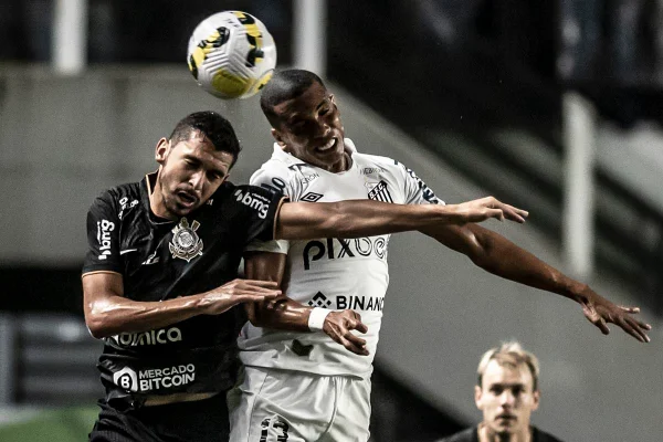 Jogadores de Santos e Corinthians cabeceando bola