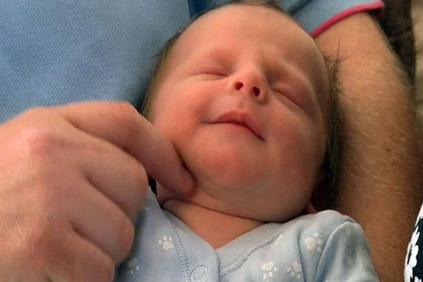 Após morte de bebê fora do útero, casal descobre gêmeo saudável