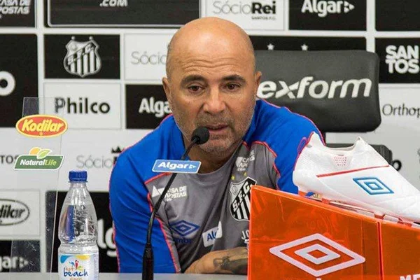 Presidente santista diz que deseja renovar com Sampaoli e elogia Cueva