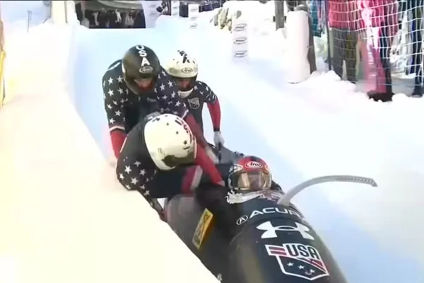 Equipe comete erro e é vítima de acidente na Copa do Mundo de Bobsled