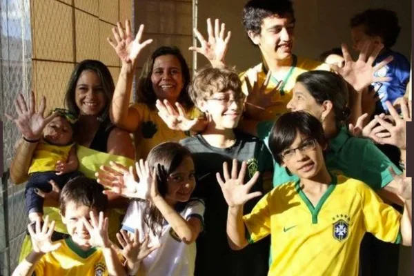 Imagem colorida: família mostra que tem 6 dedos em cada mão - Metrópoles
