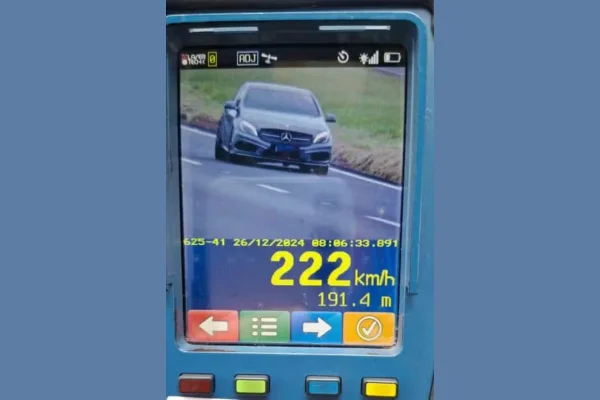 Imagem colorida mostra flagrante da PM Rodoviária a motorista que dirigia em rodovia a 222 km/h no interior de São Paulo - Metrópoles