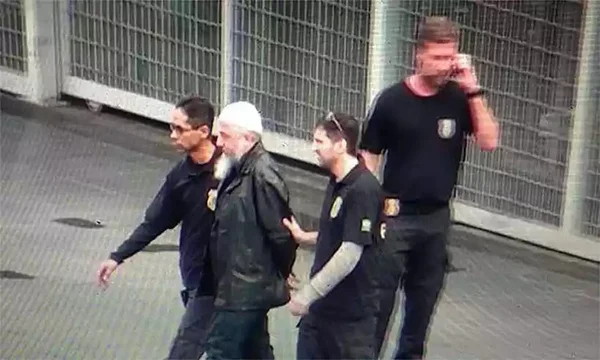 Imagens de um vídeo mostram agentes da Policia Federal (PF) conduzindo um dos suspeitos presos na Operação Hashtag em julho de 2016