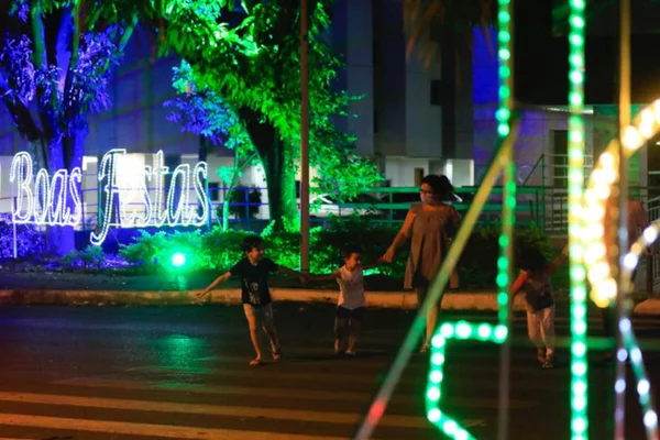 Fotos: Brasília se transforma com cores e luzes natalinas