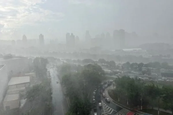 Imagem colorida mostra a marginal Tietê durante forte chuva na cidade de São Paulo - Metrópoles