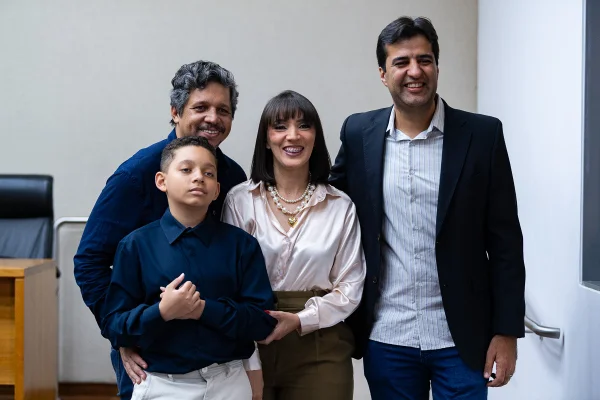 Rafael com a família e o deputado Gabriel Magno