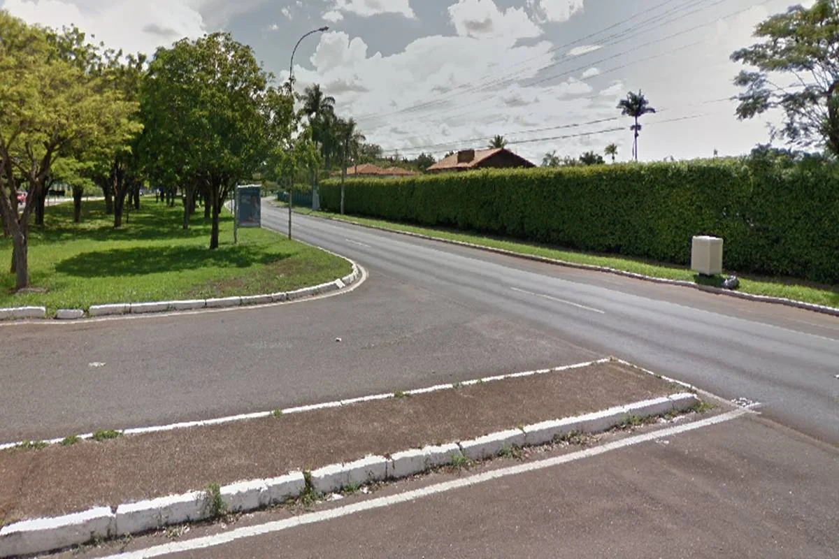 Homem morre atropelado no Lago Sul ao atravessar via em local irregular