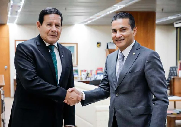 Mourão apertando mão de Marcos Pereira