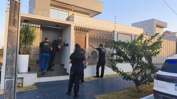 polícia fazendo operação