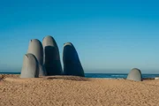 La Mano, uma famosa escultura na praia de Punta del Este, no Uruguai La Mano, uma famosa escultura na praia de Punta del Este, no Uruguai