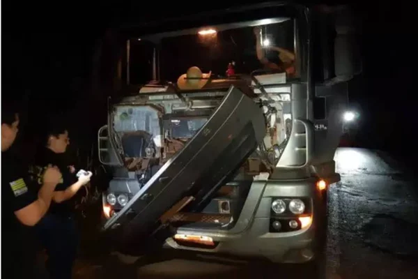 Idoso morre ao se jogar em frente a caminhão, diz PRF