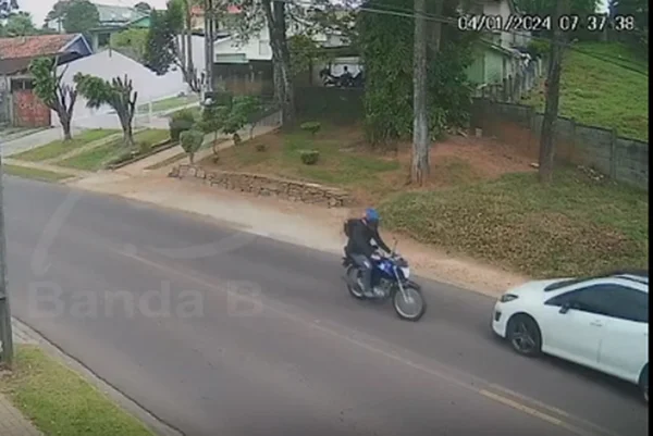 Imagem colorida mostra acidente em que motociclista voa por cimma de carro em curitiba - MEtrópoles