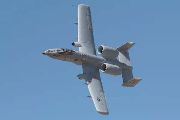 Imagem colorida mostra avião A-10 dos EUA - Metrópoles