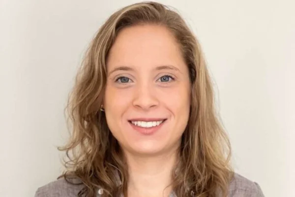 Na foto está Carolina Jaguski sorrindo - Metrópoles