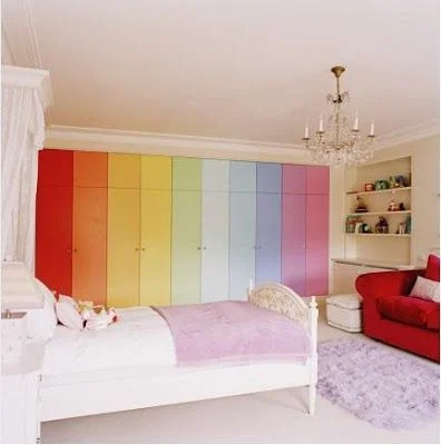 As portas do armário foram pintadas com as tonalidades do símbolo colorido e deram graça ao ambiente As portas do armário foram pintadas com as tonalidades do símbolo colorido e deram graça ao ambiente