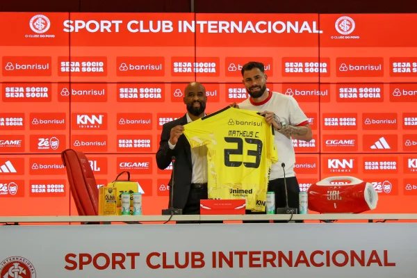 Matheus Cunha é apresentado no SC Internacional