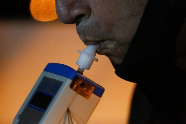Teste do bafômetro álcool bêbado