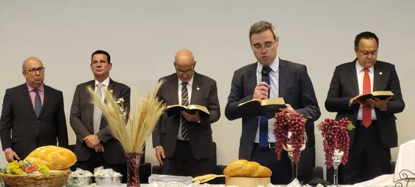 andré mendonça prega culto