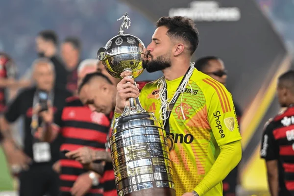 Goleiro Matheus Cunha com a taça da Copa Libertadores