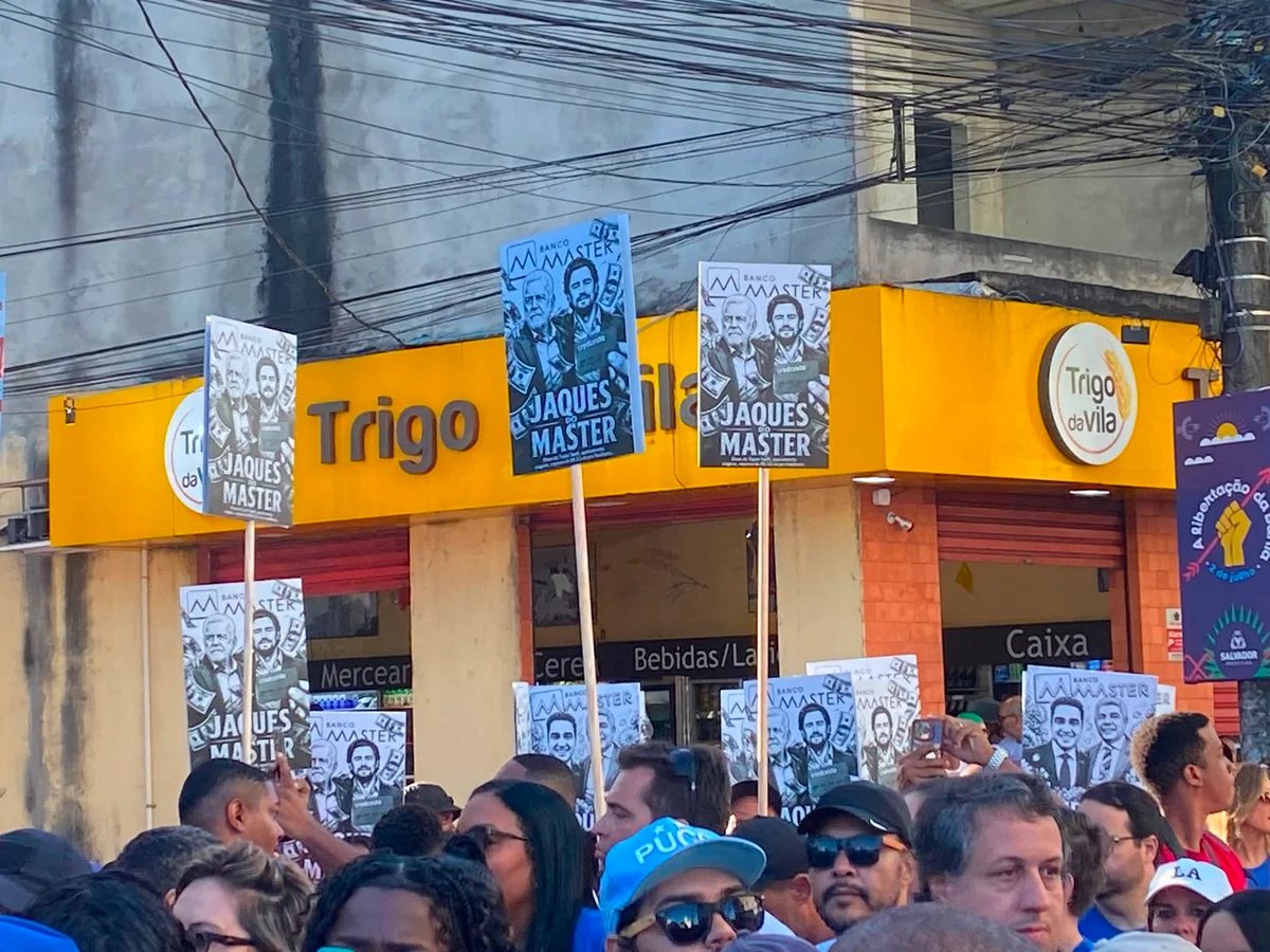 Jaques é recebido com vaias e placas “JaquesMaster” no 2 de Julho - imagem 1 Jaques é recebido com vaias e placas “JaquesMaster” no 2 de Julho - imagem 1