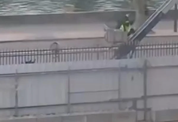 Vídeo mostra suspeitos fugindo do Louvre após roubo de joias. Veja
