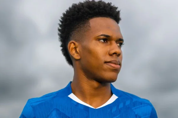 Imagem colorida de Estêvão no Chelsea