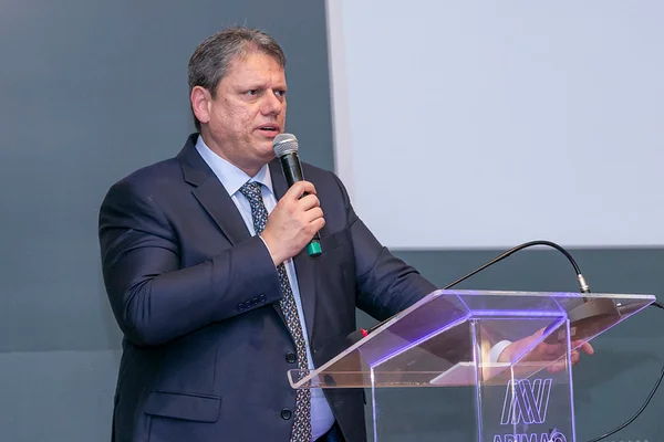 Fotografia colorida mostra o governador Tarcísio de Freitas, um homem branco, vestido com terno preto, camisa azul clara e gravata azul escura, falando sobre os planos de privatização da Sabesp - Metrópoles