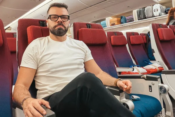 Lucas Amadeu, um empresário de Santos, no litoral de SP, gravou o momento em que foi expulso de dentro do avião. A Latam lamentou o ocorrido - Metrópoles