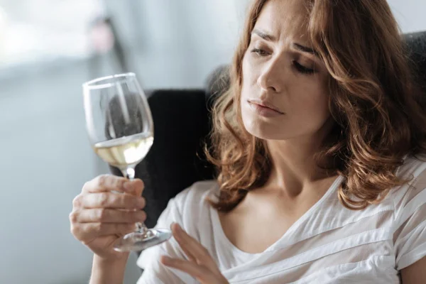 SaúdeBebida alcoólica em excesso e o fígado: um alerta necessário