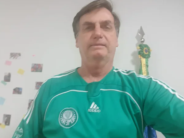 Isolado com Covid-19, Bolsonaro exibe coleção de camisas de futebol na web