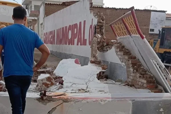 Foto colorida do muro que caiu e esmagou homem na Paraíba - Metrópoles