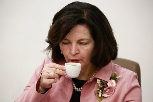Subprocuradora Raquel Dodge bebendo café