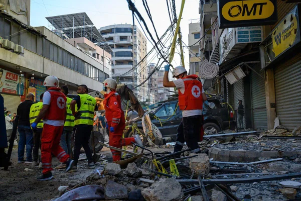 Imagem colorida de ataque de Israel em Beirute