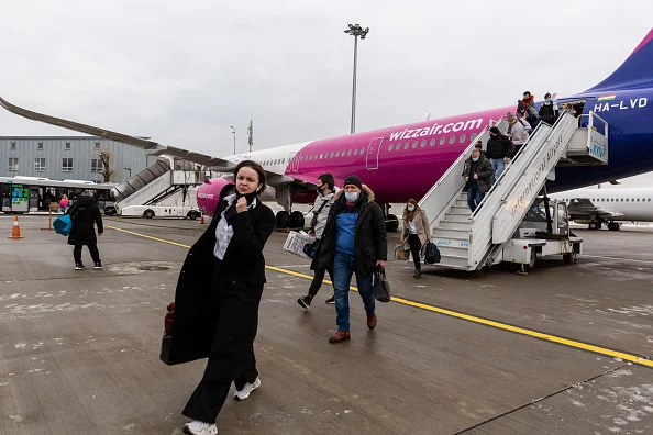 Num aeroporto, passageiros desembarcam de um avião na capital ucraniana, Kiev - Metrópoles
