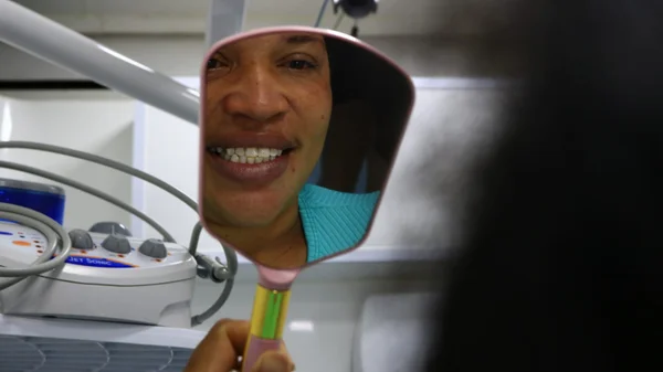Ação oferece tratamento dentário a mulheres trans vítimas de violência