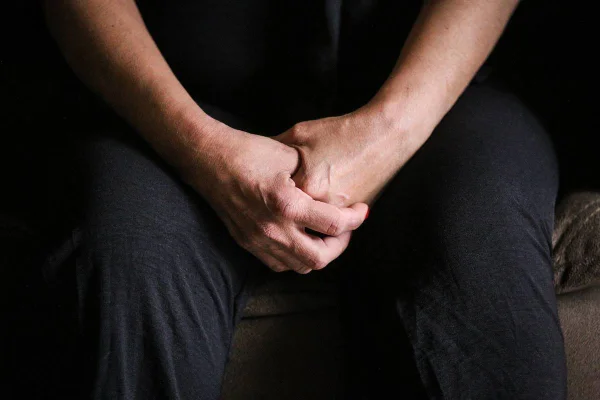Mãos de mulher branca entrelaçadas
