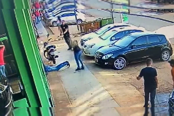 Homem aponta arma para grupo de criminosos