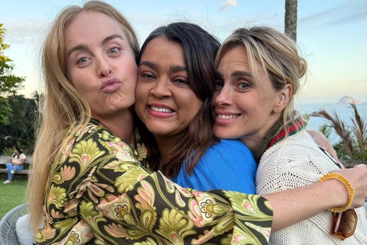 Angélica, Carolina Dieckmmann e Preta Gil se divertem ao fazerem foto Angélica, Carolina Dieckmmann e Preta Gil se divertem ao fazerem foto